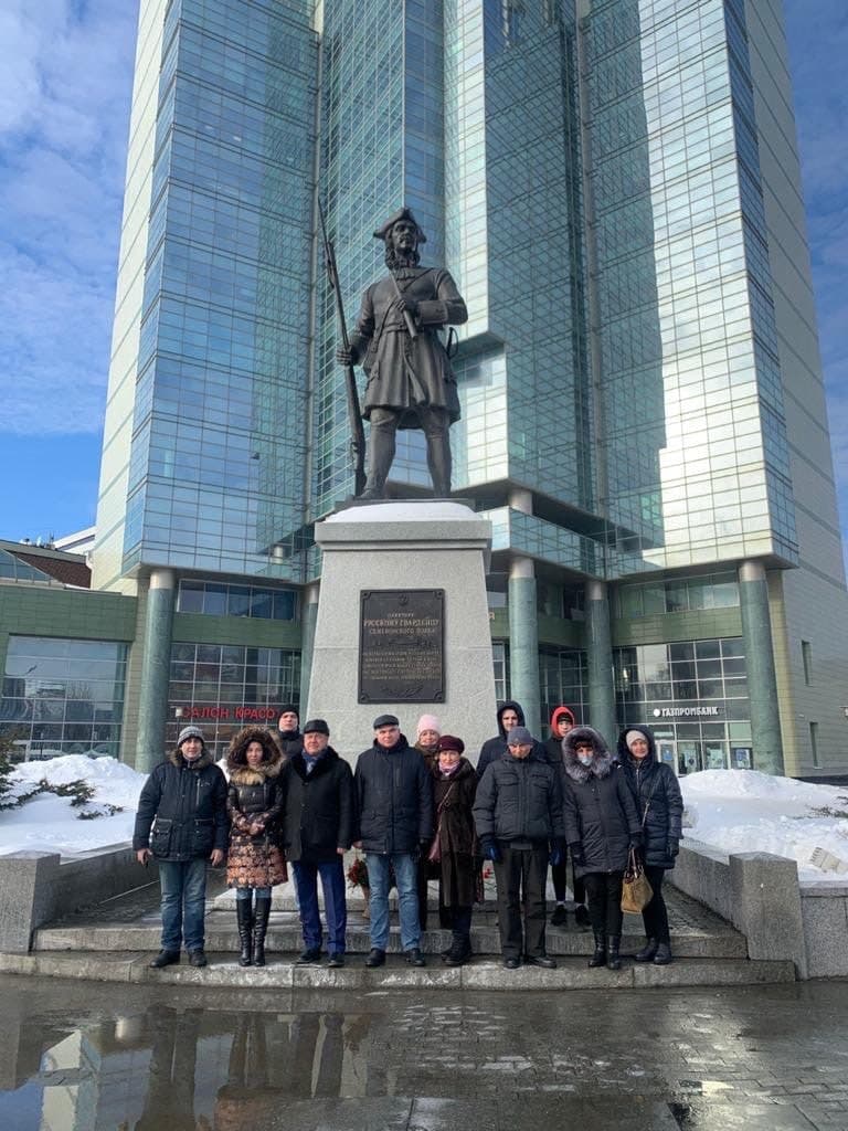 На Семёновской площади провели возложение цветов к памятнику